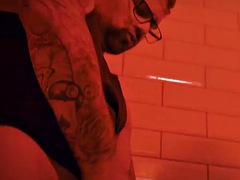 In den arsch, Grosser schwanz, Blasen, Doppelpenetration, Lecken, Piercing, Ablutschen, Tätowierung
