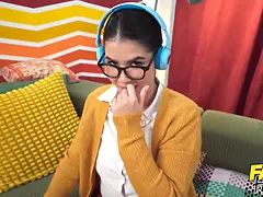 Sucer une bite, Brunette brune, Collège université, Éjaculer dans la bouche, Première fois, Marrant, Chaussettes, Adolescente
