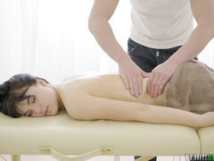 Suihinotto, Ruskeahiuksinen, Käsihoito, Suudella, Hieronta, Luonnolliset tissit, Tatuointi, Teini