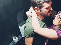 Britské, Přichyceni, Podvádění, Klub, Líbání, Milf žcbp, Na veřejnosti, Záchod