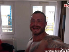 Enthousiasteling, Grote mammen, Grappig, Duits, Openbaar, Mager, Tatoeage, Tiener