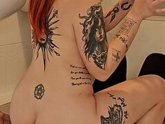 Arsch, Grosser arsch, Gesichtssitzen, Latina, Rotschopf, Arsch lecken, Tätowierung, Toilette