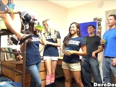 18 jaar, Grote lul, Pijpbeurt, Hondjeshouding, Natuurlijke tieten, Feest, Tiener, Tieten likken