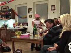 Stora tuttar, Sperma shot, Party, Trekant, Tuttar