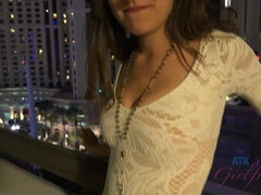 Amateur, Brunette brune, Piercing, Chatte, Rasée, Jupe, Grande, Sous la jupe