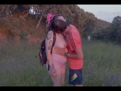 Iso kulli, Isot tissit, Suihinotto, Pariskunta, Eurooppalainen, Ulkona, Tatuointi, Tissit