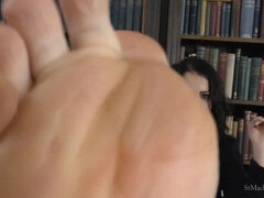 Britannica, Brunetta, Università, Dominazione femminile, Piede fetish, Tacchi, Calzini, Uniforme