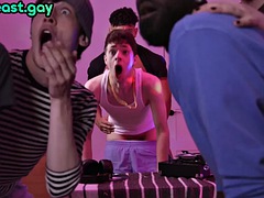 Analno, Gej, Zabava, V javnosti, Koščena