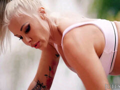 Hatalmas hátsó, Cumizás, Kugár, Arcra élvezés, Edzőterem, Érett feleség, Anyuci, Szabadban