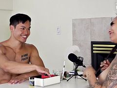 Asiater, Stor kukk, Kukk suging, Sperm skott, Fisting, Runke, Onani