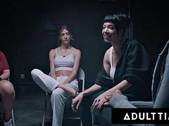 Grosse titten, Blasen, Doppelpenetration, Faustfick, Gruppensex, Hardcore, Milf, Titten