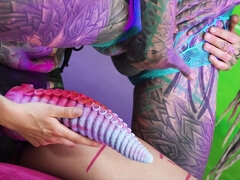 Brunetka, Dildo, Hd, Vyholené, Striekať, Upínateľné dildá, Tetovanie, Kozičky