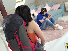 Cumizás, Gesztenyebarna, Kutya póz, Ujjazás, Csókolózás, Szoknya, Harisnya, Tetkó