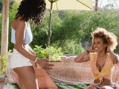 Babe, Store pupper, Svart, Hunn, Fingring, Lesbisk, Orgasme, Squirting