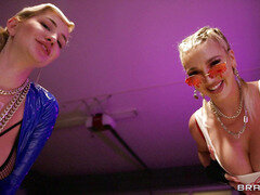 금발의, 오랄섹스, 옷입고하기, 두여자와 한남자, 글로브, 대단히, 쓰리섬