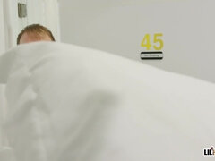 Schlafzimmer, Grosser arsch, Blondine, Blasen, Aufs gesicht abspritzen, Hotel, Milf, Kurzes haar