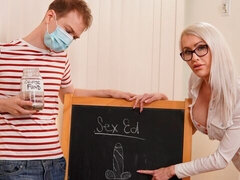 最高, ブロンド, フェラチオ, 眼鏡, 手コキする, 淫乱熟女, スカート, 教師