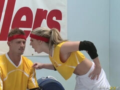 Grosser arsch, Grosser schwanz, Grosse titten, Blondine, Blasen, Hundestellung, Sporthalle, Milf