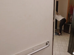 Américain, Salle de bains, Blonde, Branlette thaïlandaise, Léchez, Chatte, Fessée, Voyeur