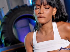 Kukk suging, Bakfra, Gym, Milf, Synsvinkel, Fitte, Tattovering, Trekant