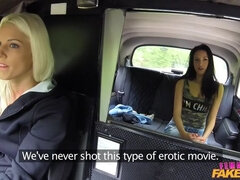 Peitos grandes, Carrro, Consolo, Masturbação, Lésbica, Lambendo, Ao ar livre cartaz de rua outdoor, Brinquedos