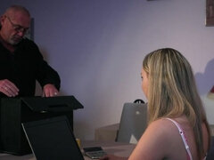 Blondína, Kuřba, Striekanie semena, Hlboký orál, Honění, Bozkávanie, Prirodzené prsia, Teenka