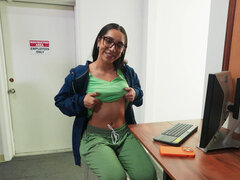 Brunett, Liten och nätt, Pov, Offentlig