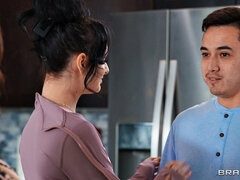 Grosser arsch, Grosse titten, Kleid, Nahrung, Küche, Milf, Pov, Tittenfick