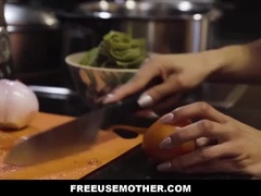 Stor kukk, Kukk suging, Familie, Raseblandet, Latina, Milf, Hans, Stemor