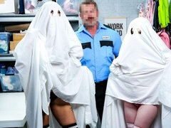 Gros cul, Grosse bite, Sucer une bite, En levrette, 2 femmes 1 homme, Seins naturels, Adolescente, Nénés