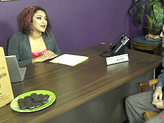 Grosser arsch, Schwarz, Weibliche domination, Handjob, Büro