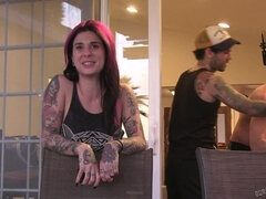 Peitos grandes, Piercing, Tatuagem