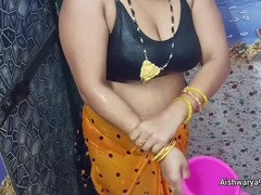 Indian auntie Aishwarya Bhabhi enjoys a relaxing bath