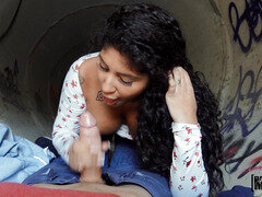 오랄섹스, 흑갈색 머리, 옷입고하기, 야외의, 셀카