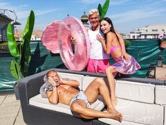 18 éves, Hatalmas hátsó, Monumentális dákó, Cumizás, Gesztenyebarna, Kutya póz, Vékony, Tini