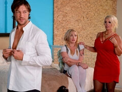 Anal, Cul, Blonde, Sucer une bite, 2 femmes 1 homme, Branlette thaïlandaise, Tatouage, Plan cul à trois