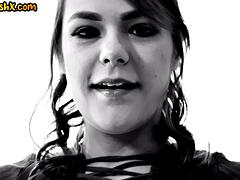 Amatéři, Kotě, Viditelná píča, Erotika, Fetiš, Prstění, Vlasaté, Líbání