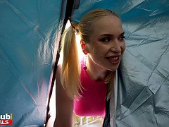 Blondína, Macaté, Na psíka, Prirodzené prsia, Orgazmus, Vonku, Jazdectvo, Ponožky