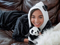 Camera da letto, Pompino, Brunetta, Da dietro, Piede fetish, Capellona, Latina, Ragazza