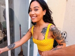 Cul, Noire, Sucer une bite, Brunette brune, Interracial, Rasée, Tatouage, Adolescente