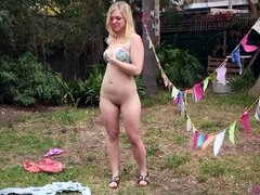 Blond, Masturbatie, Buiten, Pissen, Alleen