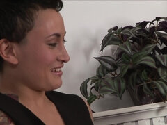 Rjavolaska, Hd, Lezbijke, Lizanje, Zrela, Milf, Piercing, Tetovaže