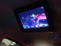 Enthousiasteling, Bruinharig, Klein, Kut duiken, Geschoren, Mager, Tieten likken, Onder de rok