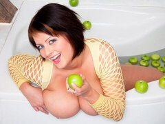 Leie, Grosser arsch, Grosse titten, Braunhaarige, Natürlichen titten, Kurzes haar, Solo, Entkleiden