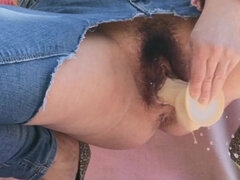 Gode, Conversation vulgaire, Femelle, Poilue, Masturbation, Orgasme, Public, Gicler