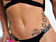 Brunette, Onani, Fisse, Solo, Tatovering, G streng