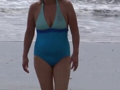 Ardientes69 Amateur Latina MILF Exposes Herself on Beach Before Peeing and Fucking Stranger