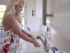 18, Duże cycki, Blondynka, Obciąganie, Towarzystwo, Styl na pieska, Prysznic, Macocha