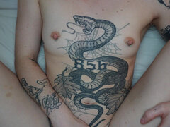 Leie, Blasen, Sperma im mund, Freundin, Interrassisch, Pov, Tätowierung, Titten