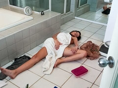 Sucer une bite, En levrette, Branlette thaïlandaise, Piercing, Pov, Tatouage, Adolescente, Nénés